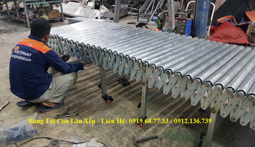 Băng tải con lăn xếp chế tạo tại xưởng Việt Phát