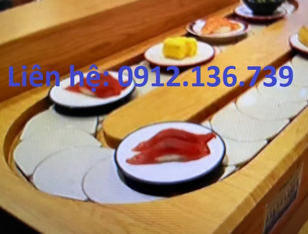 Xích nhựa sushi ốp bề mặt gỗ